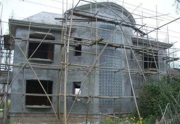 分享：網友自建二層小別墅，3個半圓外飄陽臺的特殊造型成亮點！