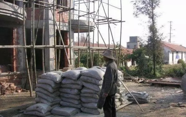 分享：網友自建二層小別墅，3個半圓外飄陽臺的特殊造型成亮點！